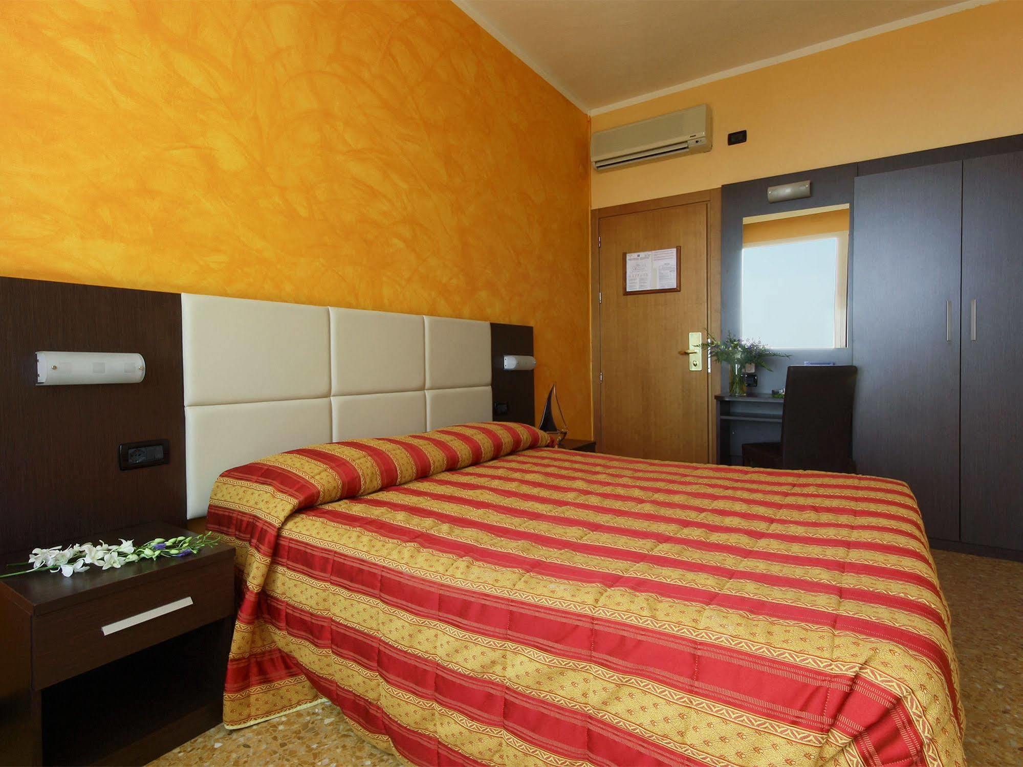 Piccolo Hotel Diano Marina Exterior photo